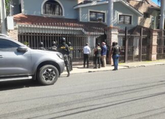 Allanan vivienda de Micky López, acusado de lavado de activos y narcotráfico Las autoridades allanaron la mañana de este viernes la casa del empresario Miguel Arturo López Florencio, conocido como Micky López, quien está acusado de encabezar una red de lavados activos y narcotráfico.