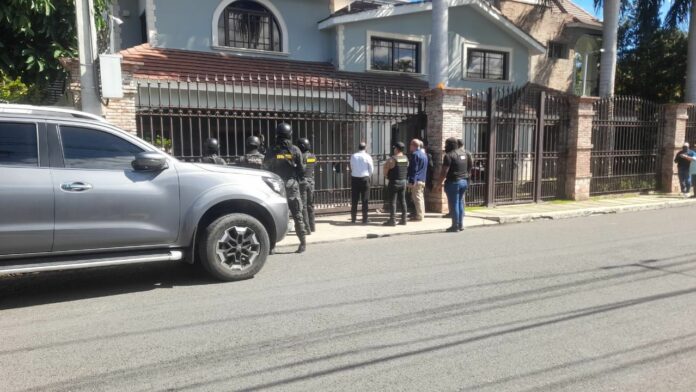 Allanan vivienda de Micky López, acusado de lavado de activos y narcotráfico Las autoridades allanaron la mañana de este viernes la casa del empresario Miguel Arturo López Florencio, conocido como Micky López, quien está acusado de encabezar una red de lavados activos y narcotráfico.