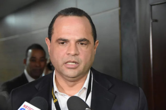El delegado de la Fuerza del Pueblo (FP) ante la Junta Central Electoral (JCE), Manuel Crespo, condenó este miércoles la conducta que han venido asumiendo algunos legisladores de su partido a quienes acusa de estar celebra la fiesta del Partido Revolucionario Moderno (PRM).