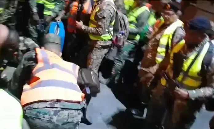 Militar resulta herido tras disparo accidental de su fusil en Nagua Un miembro de la Fuerzas Armadas, designado a la Policía Militar Electoral, resultó herido tras dispararse por accidente el fusil que portaba, en un hecho ocurrido este sábado en Nagua.