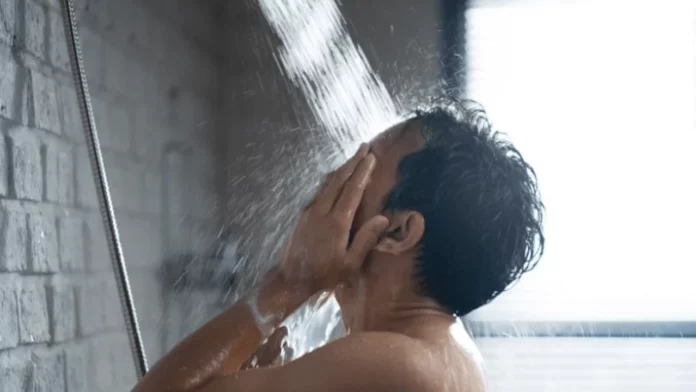 Mujer demanda a su esposo por no bañarse