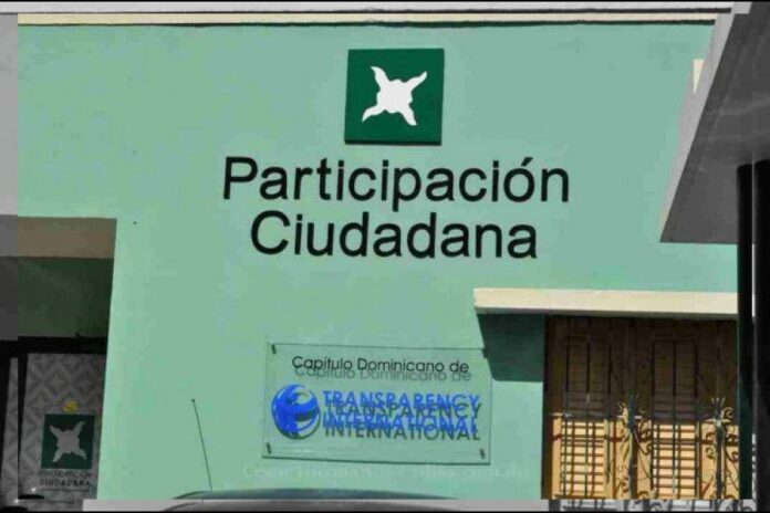 El movimiento cívico no partidista Participación Ciudadana ha observado que el Gobierno mantiene propaganda gubernamental que viola el Decreto 1-24 del propio presidente Luis Abinader, así como la Ley 33-18 de Partidos Políticos y la Ley No. 20-23 de Régimen Electoral y sus disposiciones al respecto (Art. 206-211).