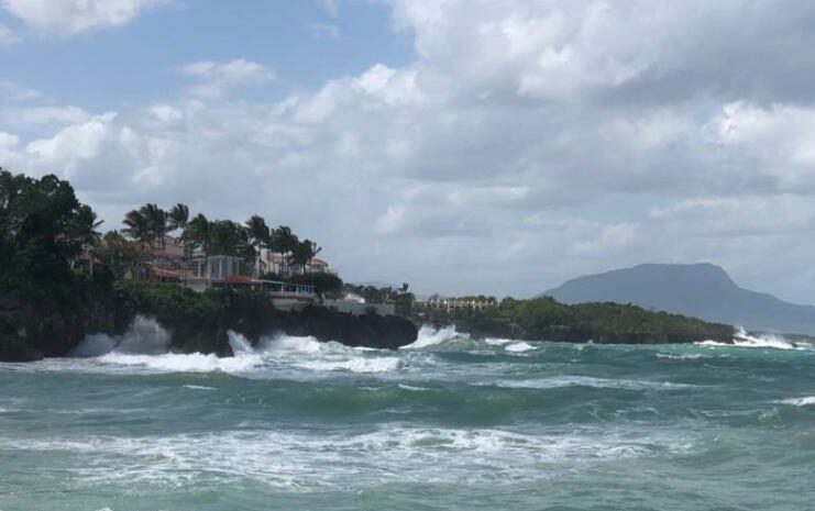 Pocas lluvias y fuerte oleaje dominan el clima este lunes