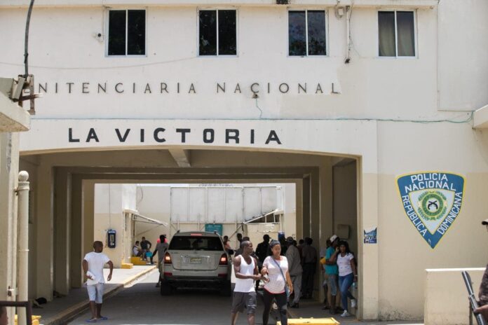 La Dirección General de Servicios Penitenciarios y Correccionales (DGSPC) informó que todo está bajo control en el Centro de Privación de Libertad de La Victoria, luego de un conato de incendio de menor magnitud, producto de un corto circuito del tendido eléctrico del área de los patios F.