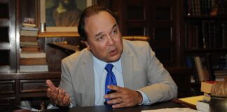 El candidato a senador por la Fuerza Nacional Progresista (FNP) y el Partido Reformista Social Cristiano (PRSC), Vinicio Castillo Semán, pidió hoy a todos los dominicanos que estén en territorio de Haití regresen cuanto antes a la República Dominicana, incluyendo el personal diplomático, ya que el vecino país se encuentra al borde de una guerra civil y a partir de mañana, día 7 de febrero, quedará sin autoridades legítimas en medio del caos y la anarquía.