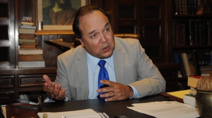 El candidato a senador por la Fuerza Nacional Progresista (FNP) y el Partido Reformista Social Cristiano (PRSC), Vinicio Castillo Semán, pidió hoy a todos los dominicanos que estén en territorio de Haití regresen cuanto antes a la República Dominicana, incluyendo el personal diplomático, ya que el vecino país se encuentra al borde de una guerra civil y a partir de mañana, día 7 de febrero, quedará sin autoridades legítimas en medio del caos y la anarquía.