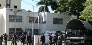 Personas, que se atirbuyen al litoral de Johan López, se concenttraron desde la madrugada de este viernes frente al local del Colegio de Abogados de la República Dominicana (CARD) de la avenida Bolìvar del sector Gazcue, con la intención de apoderarse por la fuerza en medio del limbo que afecta ese gremio.