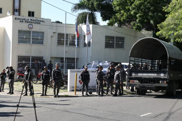 Personas, que se atirbuyen al litoral de Johan López, se concenttraron desde la madrugada de este viernes frente al local del Colegio de Abogados de la República Dominicana (CARD) de la avenida Bolìvar del sector Gazcue, con la intención de apoderarse por la fuerza en medio del limbo que afecta ese gremio.
