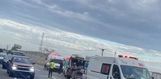 Un accidente de tránsito múltiple entre un camión, un carro y un autobús, dejó ocho personas heridas, en un hecho ocurrido en la Autovía del Este, municipio Guayacanes.