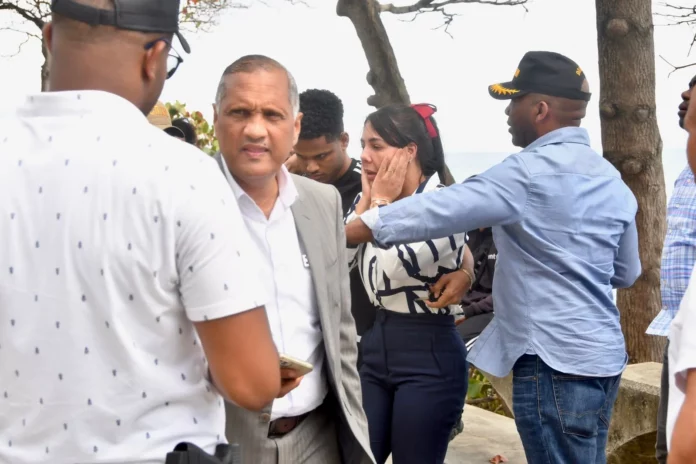 Hombre encontrado muerto en el Malecón habría tomado taxi en horas de la madrugada El hombre hallado muerto en los alrededores del Malecón de Santo Domingo, era un cineasta quien habría tomado un taxi en horas de la madrugada para asistir a un rodaje en San Pedro de Macorís.