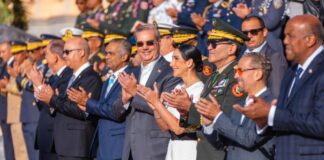 El presidente Luis Abinader, junto a la primera dama Raquel Arbaje, encabezó este jueves un solemne homenaje a la Bandera, en el marco de los actos de celebración del 180 aniversario de la Independencia Nacional.