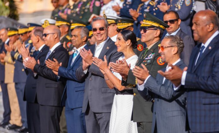 El presidente Luis Abinader, junto a la primera dama Raquel Arbaje, encabezó este jueves un solemne homenaje a la Bandera, en el marco de los actos de celebración del 180 aniversario de la Independencia Nacional.