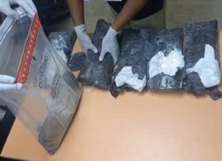 Incautan seis paquetes presumiblemente cocaína en aeropuerto de Punta Cana La Dirección Nacional de Control de Drogas (DNCD) informó que ocuparon seis paquetes presumiblemente cocaína, en un operativo de inspección realizado en el aeropuerto Internacional de Punta Cana, provincia La Altagracia.