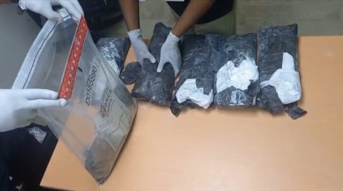 La Dirección Nacional de Control de Drogas (DNCD) informó que ocuparon seis paquetes presumiblemente cocaína, en un operativo de inspección realizado en el aeropuerto Internacional de Punta Cana, provincia La Altagracia.
