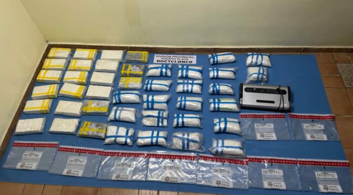 Incautan en Puerto Plata 41 paquetes de cocaína Agentes de la Dirección Nacional de Control de Drogas (DNCD) y miembros del Ministerio Público, confiscaron 41 paquetes de cocaína, en medio de un operativo de interdicción realizado en la provincia de Puerto Plata.
