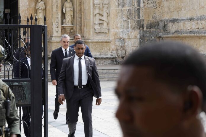 El presidente Luis Abinader encabeza una misa ofrecida en memoria del empresario venezolano Gustavo Cisneros en la Catedral Primada de América, Ciudad Colonial.