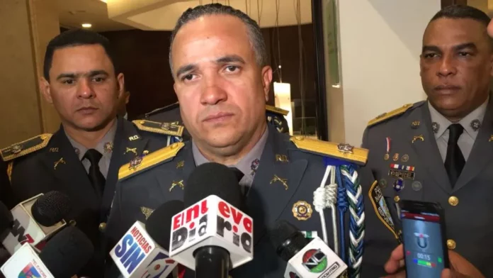 Se entrega joven acusado de participar en la muerte del tío de exdirector de la Policía Se entregó la mañana de este viernes uno de los jóvenes identificados por la Policía como los responsables de la muerte a tiros de un tío del exdirector de la Policía Nacional, Ney Aldrin Bautista Almonte.