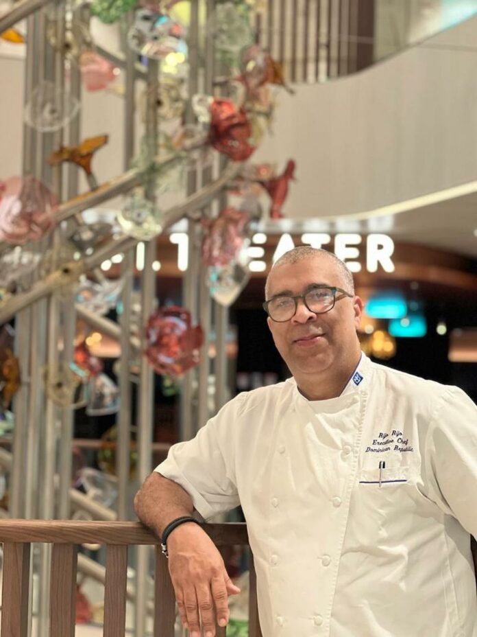 Germán Eladio Rijo Rijo zarpó el 27 de Enero de este año con las emociones de estar a bordo del barco más grande del mundo, Icon of the Seas, un crucero propiedad de Royal Caribbean International y el más grande que los mares han visto hasta el día de hoy. Sin embargo este Dominicano no es un pasajero más, se trata nada más y nada menos que del chef ejecutivo, la posición más importante en el mundo culinario de un crucero y con él eleva el sello y orgullo de todos los dominicanos.