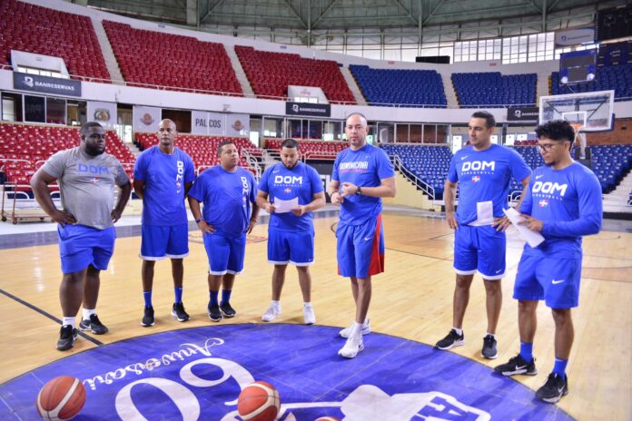 El fornido jugador Luis Santos se unió este viernes a los entrenamientos del equipo nacional de basket de mayores que se prepara para enfrentarse a México, en el inicio de la Primera Ventana del Clasificatorio del AmeriCup 2025.