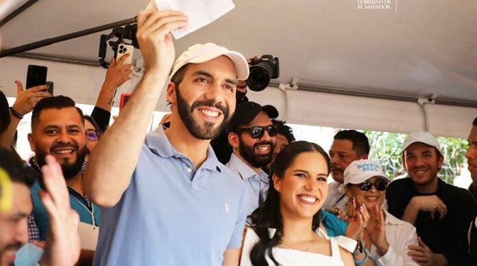 Tribunal electoral salvadoreño valida la reelección de Bukele y dice que obtuvo 84,6% de los votos El Tribunal Supremo Electoral salvadoreño concluyó el viernes el escrutinio de la elección presidencial y con la revisión de 100% de las actas de votación, el presidente Nayib Bukele obtuvo la reelección con 84,6% de los votos.
