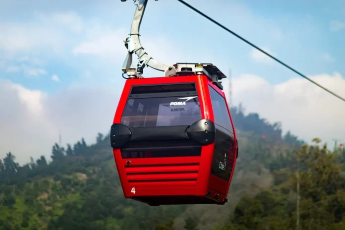 El “primer viaje” con los primeros pasajeros en las cabinas del Teleférico de Santiago se realizó este miércoles.