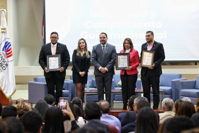 El Defensor del Pueblo se convirtió en el primer órgano constitucional de la República Dominicana en lograr la certificación de las normas ISO 37001 de Sistema de Gestión Antisoborno e ISO 37301 sobre Sistema de Gestión del Compliance, en el marco de la celebración del Seminario Internacional “Integridad y Cumplimiento Gubernamental, un enfoque garantista para la Buena Administración”.