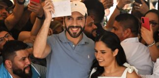 Nayib Bukele no espero el escrutinio oficial ni que cayera la noche para proclamarse ganador de las elecciones con "más de un 85% de los votos", según "nuestros números". El resultado estaba escrito de antemano. "Récord en toda la historia democrática del mundo", lo definió en su cuenta en la red social X. Y luego, el hombre que se considera "un instrumento de Dios" pidió la bendición del Altísimo para El Salvador.