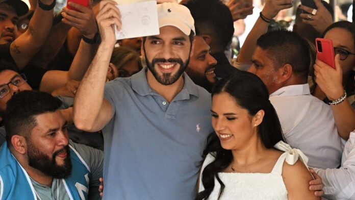Elecciones en El Salvador: Bukele se proclama ganador con un 85% de los votos Nayib Bukele no espero el escrutinio oficial ni que cayera la noche para proclamarse ganador de las elecciones con "más de un 85% de los votos", según "nuestros números". El resultado estaba escrito de antemano. "Récord en toda la historia democrática del mundo", lo definió en su cuenta en la red social X. Y luego, el hombre que se considera "un instrumento de Dios" pidió la bendición del Altísimo para El Salvador.