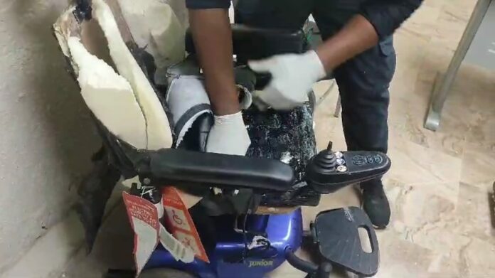 La Dirección Nacional de Control de Drogas (DNCD) informó este lunes que decomisaron siete paquetes y 36 láminas presumiblemente cocaína, en un operativo de inspección conjunto, realizado en el Aeropuerto Internacional de Punta Cana, provincia La Altagracia.
