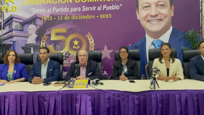 “Hoy salimos de aquí revitalizados, salimos con pilas nuevas y con un grito claro ‘sin desmayos hasta mayo, Abel Martínez, presidente”, manifestó el secretario de la organización, Charlie Mariotti.