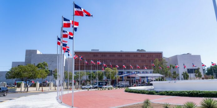 Edesur habilitó una doble alimentación al Congreso Nacional, a través del circuito MATA103, para garantizar la continuidad del servicio de energía eléctrica, ante cualquier contingencia que pudiera presentarse este 27 de febrero, durante la rendición de cuentas del presidente Luis Abinader.