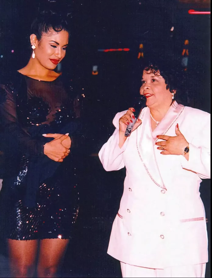 De acuerdo a la revista People en español, el documental contiene entrevistas inéditas con declaraciones de Saldívar, quien actualmente tiene 63 años de edad. Y es ahí donde se revela que la asesina de Selena Quintanilla podría salir de la cárcel el siguiente año.