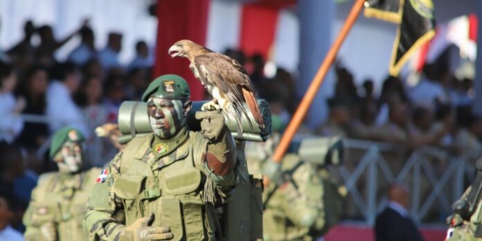 El Ministerio de Defensa (MIDE), invita a la población a respaldar y asistir al magno Desfile Militar y Policial con motivo al 180 Aniversario de la Independencia Nacional este 27 de febrero, encabezará el señor Presidente Constitucional de la República, Luis Rodolfo Abinader Corona y el teniente general Carlos Luciano Díaz Morfa, ERD, ministro de Defensa.