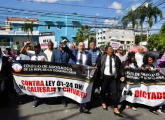 Abogados marchan contra Ley 01-24 que crea la DNI