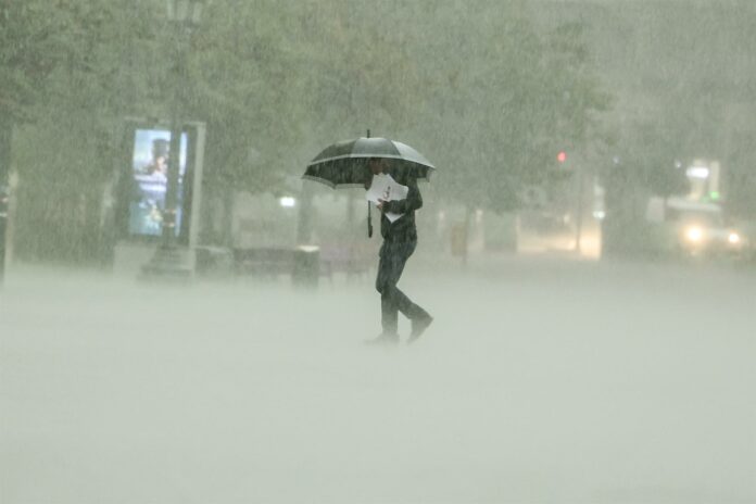 La Oficina Nacional de Meteorología (Onamet), informó que el día de hoy, una vaguada prefrontal y un sistema frontal que se desplazará rápidamente sobre el país estarán provocando incrementos en la nubosidad con lluvias dispersas y ráfagas de viento a lo largo del día.