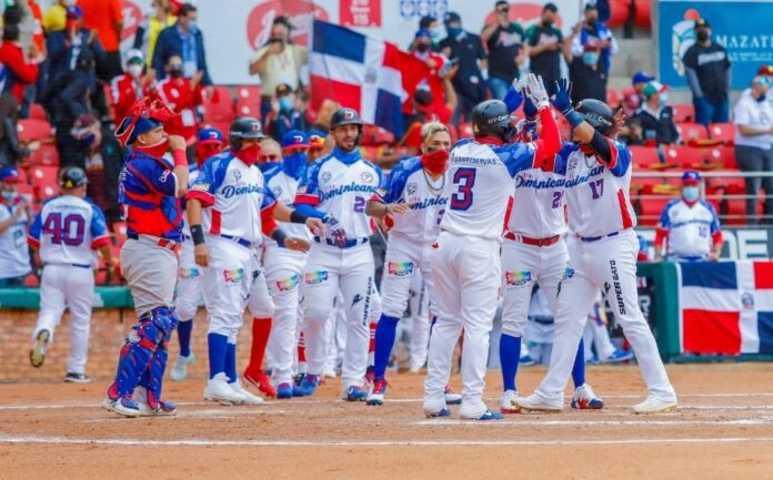 Los Tigres del Licey de República Dominicana, los vigentes campeones de la Serie del Caribe, volverán a pelear por el título al batir en las semifinales del jueves a los Federales de Chiriquí de Panamá por 4×1 en Miami (Estados Unidos).