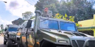 La Policía Nacional y el Ejército de la República redoblaron la seguridad en las inmediaciones de la Junta Central Electoral en Dajabón, ante posibles manifestaciones que podrían registrarse la tarde de este jueves fruto de la crisis electoral que se vive esa demarcación fronteriza.