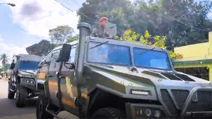 La Policía Nacional y el Ejército de la República redoblaron la seguridad en las inmediaciones de la Junta Central Electoral en Dajabón, ante posibles manifestaciones que podrían registrarse la tarde de este jueves fruto de la crisis electoral que se vive esa demarcación fronteriza.