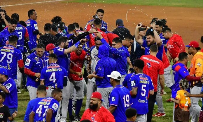 Venezuela campeón de la Serie del Caribe Miami 2024 Los Tiburones de la Guaira de Venezuela vencieron esta noche a los Tigres del Licey de República Dominicana 3-0 para convertirse en campeones de la 66 edición de la Serie del Caribe celebrado en el estadio LoanDeport de la ciudad de Miami.