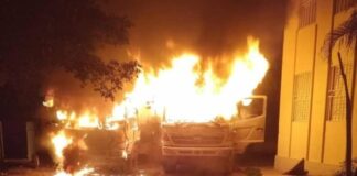 Estas son las imágenes de cómo quedó la comisaría de la ciudad de Juana Méndez, en Haití, tras un grupo armado penetrar al recinto policial y vandalizar los vehículos y propiedades.