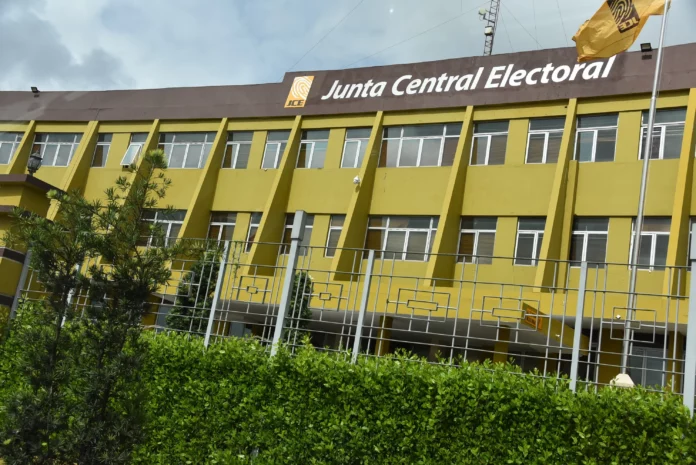 Al vencerse ayer el plazo para que las organizaciones políticas depositen sus alianzas ante la Junta Central Electoral (JCE), los partidos mayoritarios opositores inscribieron sus pactos para el nivel congresual, ya que en el presidencial confirmaron que llevarán candidaturas propias.