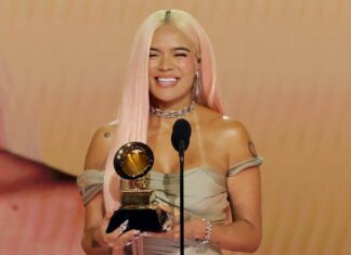 La cantante colombiana Karol G celebró esta noche el doble: en su primera nominación al Grammy Awards se llevó el premio.