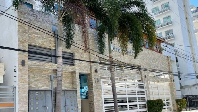 La Policía Nacional informó este jueves a las 6:00 pm la captura de tres personas vinculadas al asalto en las torres King y Nicole IX la madrugada del pasado 13 de febrero.