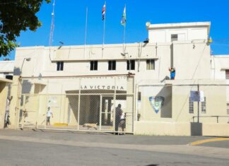 Voto en recintos carcelarios serán supervisados mediante drones La Dirección General de Servicios Penitenciarios y Correccionales (DGSPC) y el Instituto Dominicano de Aviación Civil (IDAC) trabajan en conjunto en la coordinación de labores de supervisión desde el espacio aéreo de los centros penitenciarios, con el objetivo de incrementar los niveles de seguridad en el sistema penitenciario.