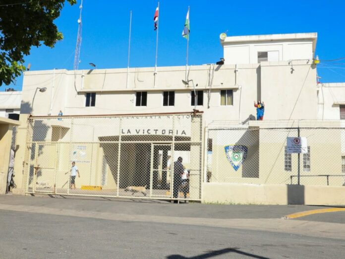 La Dirección General de Servicios Penitenciarios y Correccionales (DGSPC) y el Instituto Dominicano de Aviación Civil (IDAC) trabajan en conjunto en la coordinación de labores de supervisión desde el espacio aéreo de los centros penitenciarios, con el objetivo de incrementar los niveles de seguridad en el sistema penitenciario.