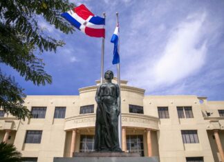 El Ministerio Público obtuvo medidas de coerción en contra de un hombre que fue detenido el pasado domingo, mientras se realizaban las elecciones municipales, por dedicarse a la compra de cédulas en el sector Hato del Yaque, de Santiago.