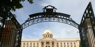 El director de Estrategia y Comunicación Gubernamental y vocero de la Presidencia, Homero Figueroa, informó a través de un comunicado de prensa que, el domingo 4 de febrero del 2024, a las 11:50 de la noche, el ciudadano dominicano John Raymond Durán Villar, llevó a cabo un acto intencional al estrellarse contra las puertas metálicas ubicadas en la avenida México, que sirven como acceso al Palacio Nacional, sede del gobierno dominicano.