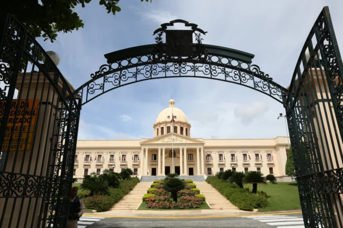 El director de Estrategia y Comunicación Gubernamental y vocero de la Presidencia, Homero Figueroa, informó a través de un comunicado de prensa que, el domingo 4 de febrero del 2024, a las 11:50 de la noche, el ciudadano dominicano John Raymond Durán Villar, llevó a cabo un acto intencional al estrellarse contra las puertas metálicas ubicadas en la avenida México, que sirven como acceso al Palacio Nacional, sede del gobierno dominicano.