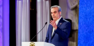 El presidente de la República, Luis Abinader, lamentó este lunes la muerte del sargento Bartolo Familia, quien presuntamente fue asesinado por un nacional haitiano en el puesto de control “El Corozo” en Restauración, Dajabón, aunque el mandatario habló de varias personas involucradas en el suceso.
