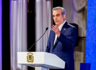 Abinader lamenta muerte de sargento en Dajabón, dice responsables serán capturados El presidente de la República, Luis Abinader, lamentó este lunes la muerte del sargento Bartolo Familia, quien presuntamente fue asesinado por un nacional haitiano en el puesto de control “El Corozo” en Restauración, Dajabón, aunque el mandatario habló de varias personas involucradas en el suceso.
